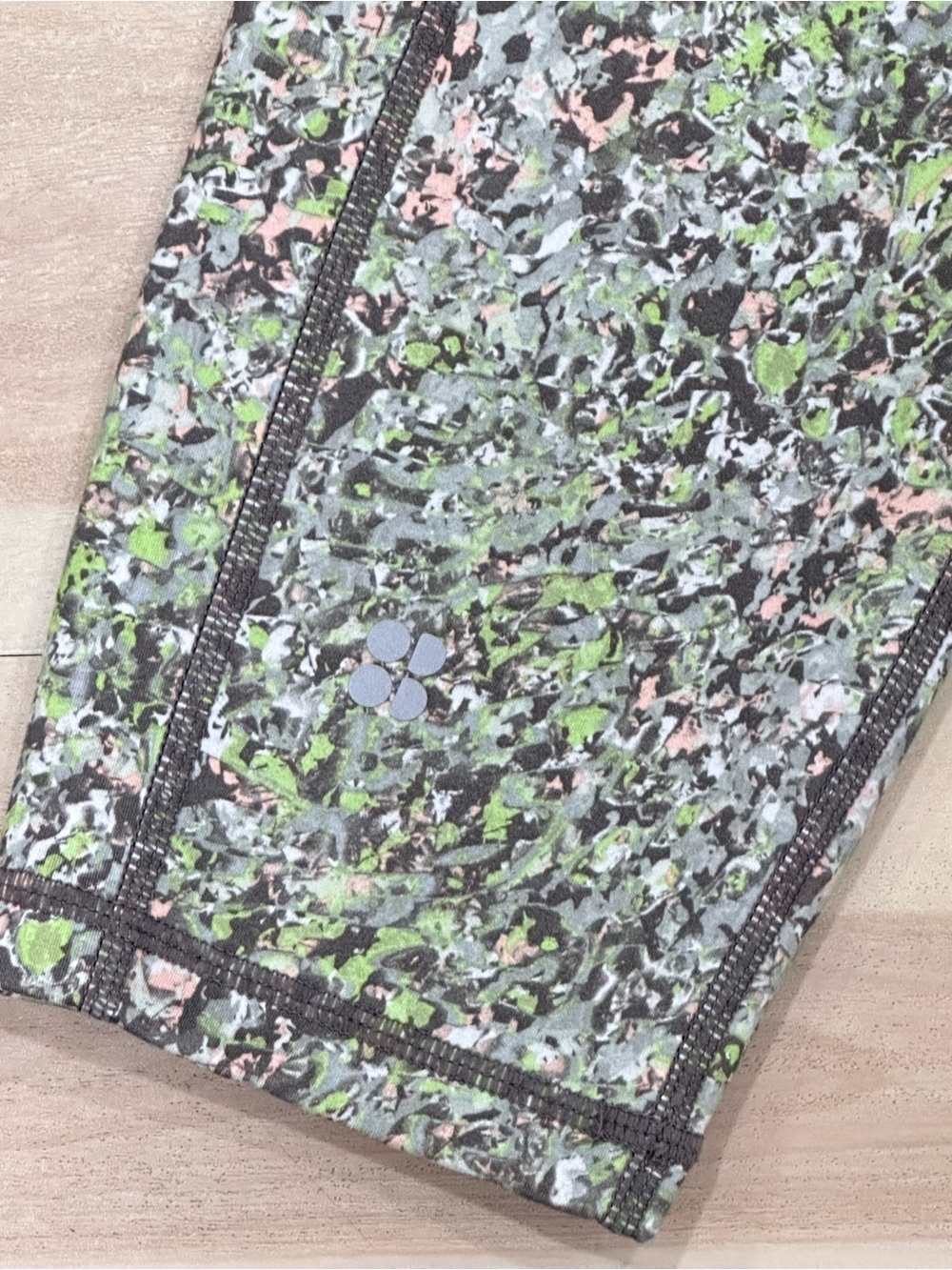 SWEATY BETTY Green Alert Pebble Print Super Sculpt 7/8 Leggings Sz XL Athletic - Picture 8 of 13